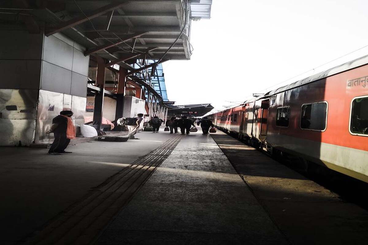 रेल यात्रियों को राहत Indian Railways ने घटाए प्लेटफार्म टिकट के रेट